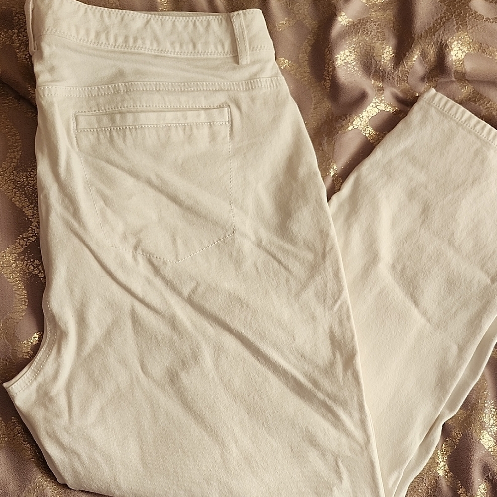 Chico's So Slimming White Cropped Pants - Picture 4 of 5